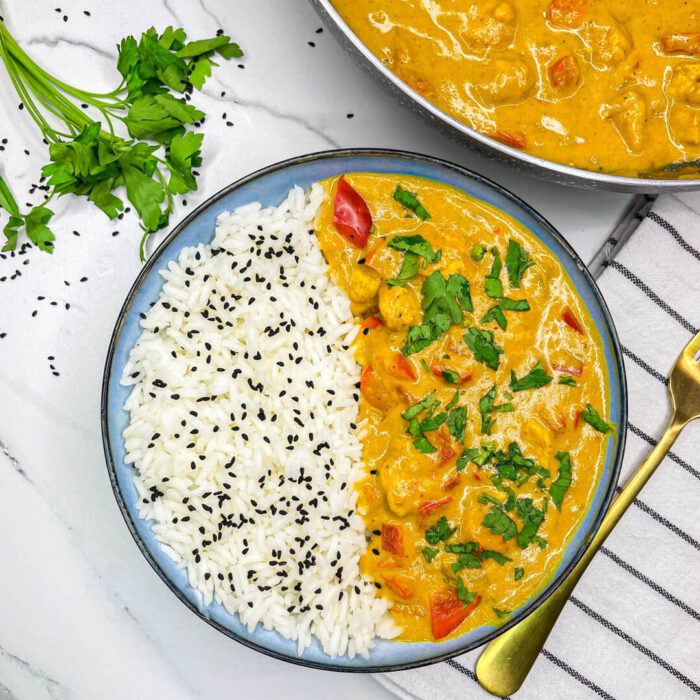 Na obrazku: Zdjęcie przepisu z diety Standard - "Kurczak curry z ryżem i warzywami"